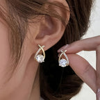 Sole – Orecchini con croce dorata e zircone