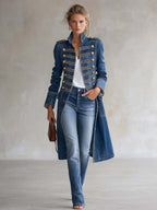 Cappotto lungo in denim aderente in stile militare con bottoni dorati