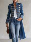 Cappotto lungo in denim aderente in stile militare con bottoni dorati