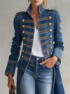 Cappotto lungo in denim aderente in stile militare con bottoni dorati