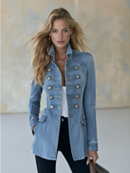 Cappotto in denim blu in stile militare con doppia abbottonatura