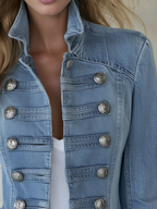Cappotto in denim blu in stile militare con doppia abbottonatura