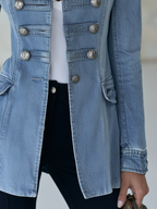 Cappotto in denim blu in stile militare con doppia abbottonatura