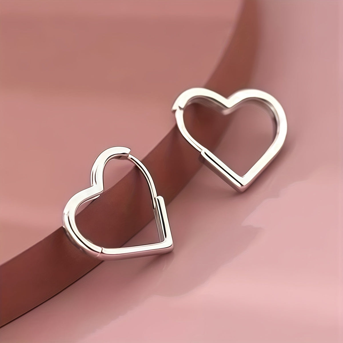 Piera – Orecchini dorati a forma di cuore in acciaio inossidabile