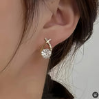 Sole – Orecchini con croce dorata e zircone