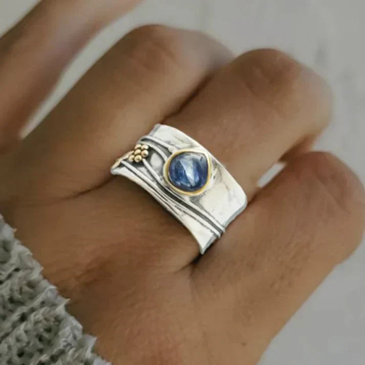 Agnese – Anello vintage con zaffiro blu in argento placcato oro