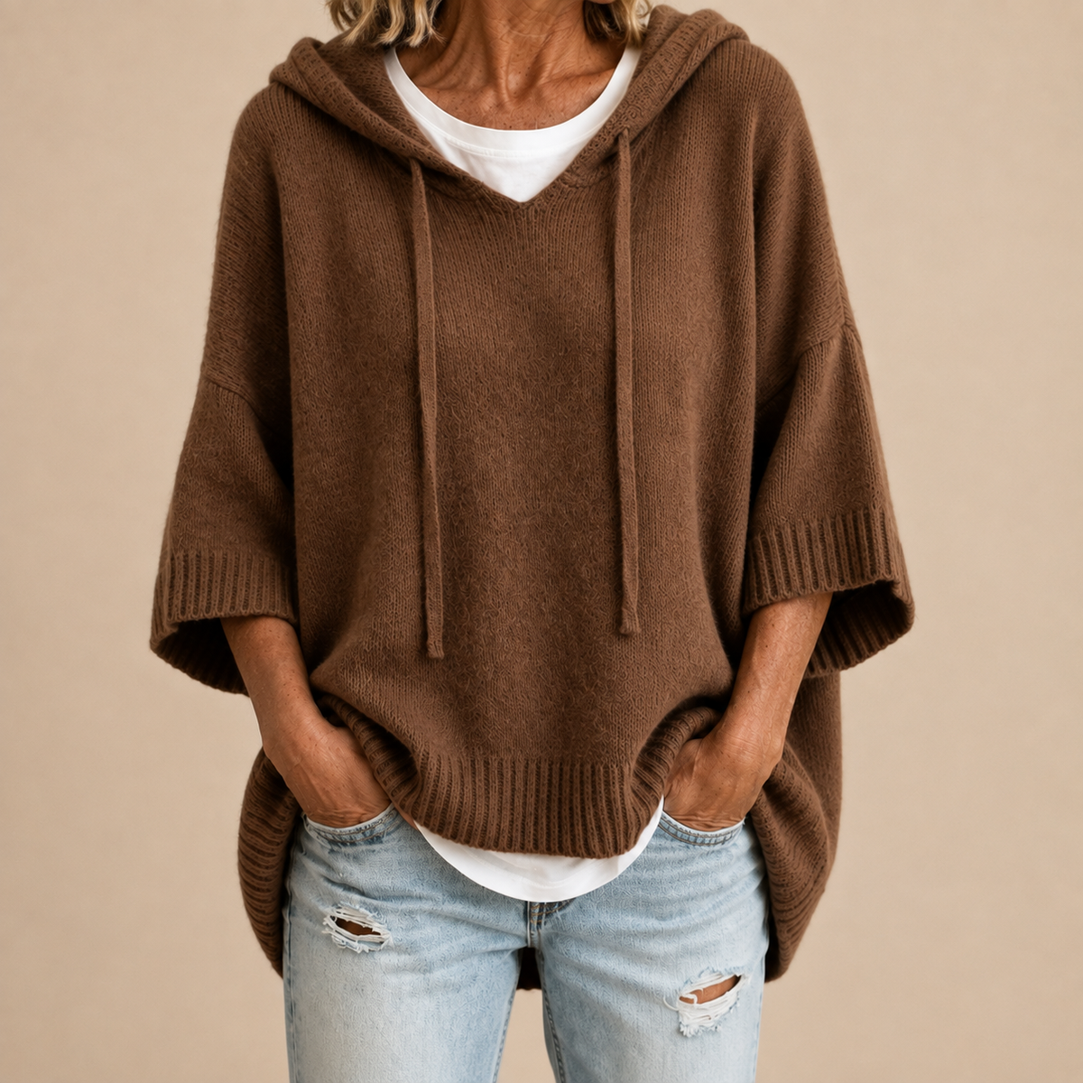Oriana | Poncho in maglia con cappuccio e maniche a tre quarti
