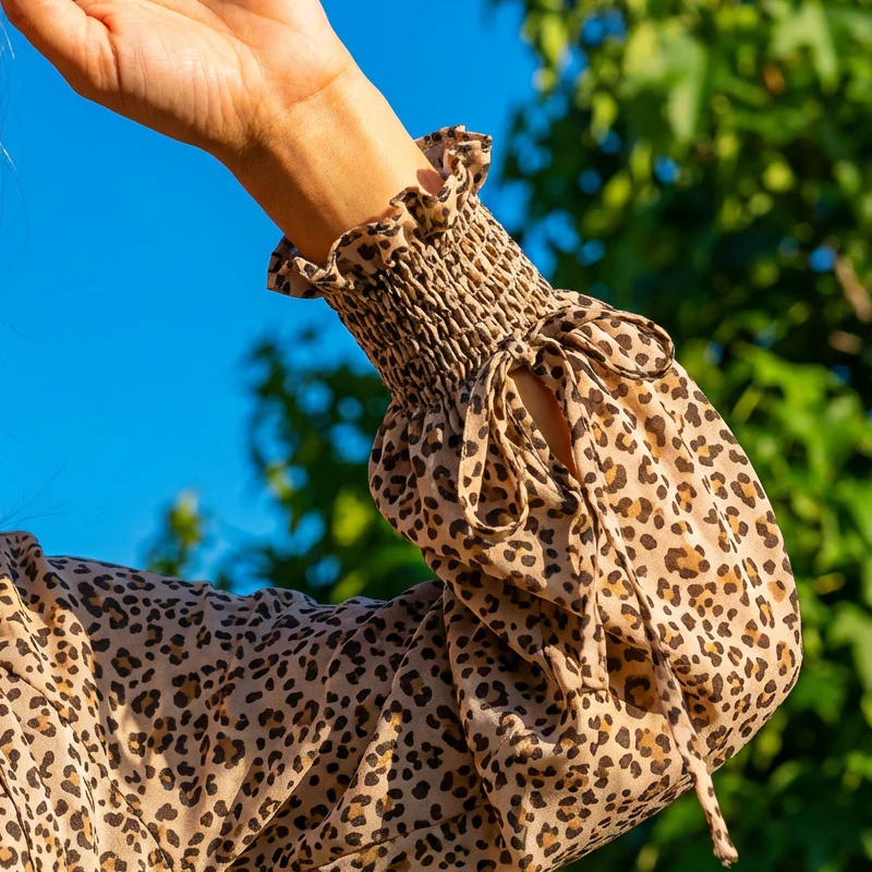 Ariana - Vestito mini con scollo a V, maniche lunghe e volant