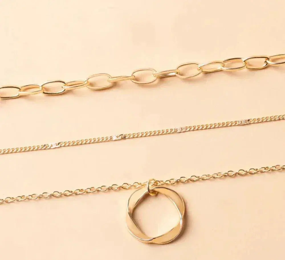Trinità – Collana dorata classica a più fili con ciondolo