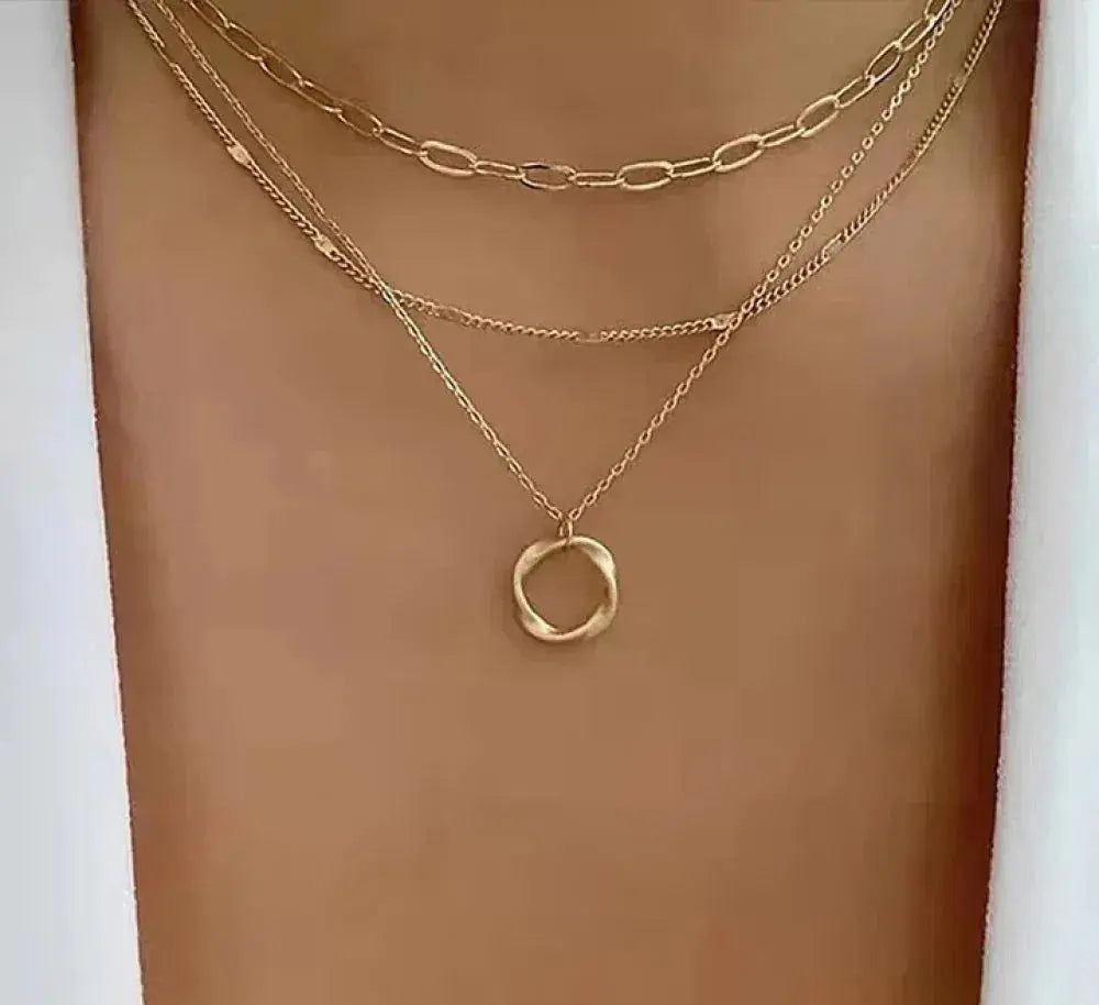 Trinità – Collana dorata classica a più fili con ciondolo